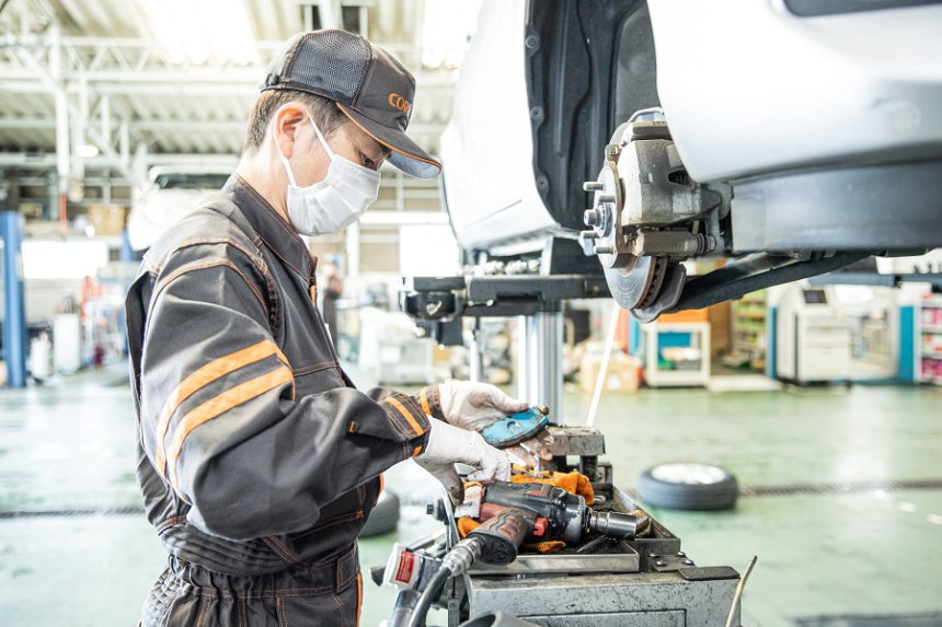 サービスエンジニア（自動車整備士）は、出荷前の車両の整備、点検・修理などを担当します。
一日中、整備工場にこもって作業をするだけでなく、修理の受付から引き渡し、お見送りまで接客対応もこなすのが、当社のサービスです。