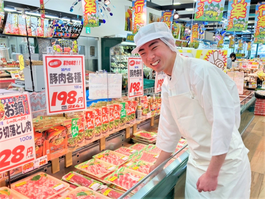 売れている商品の加工と、品出しを行います。この時間に会社の食品加工センターから荷物が届くので、届いた荷物を冷蔵庫に片付けるなど、整理も行います。