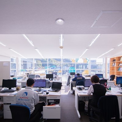 お客様からの電話対応、メールのチェックを行います。お客様からのご依頼や、お困りごとなどに丁寧に対応していきます。
