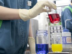 食品、飲料、医薬品から電子機器、自動車、建材など業界を問わず 様々なワークへの印字に最適なインクの選定・独自開発を行います。 