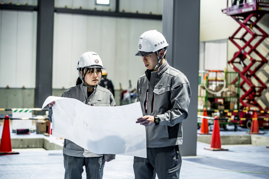 《昼礼（協力会社との作業打合せ）》当日作業においての変更事項確認、翌日作業予定の確認・調整、施工や工程においての問題点を協議、安全についての指示、指導　等