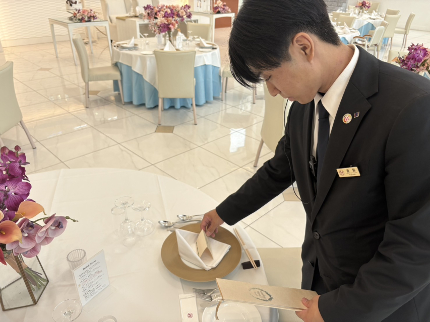 出社して、館内外の清掃から一日が始まります。清掃が終わり当日の挙式・披露宴の準備を行います。