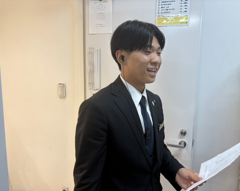 休憩後、終業前に良かった点と反省点をサービススタッフ間で共有しています。