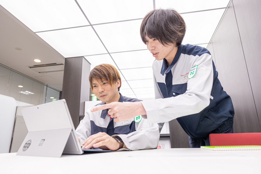 ＜業績好調！＞スマートフォンなどに使われる重要部品を製造している当社。5G対応の製品や自動車向け製品など用途は広がっています。デジタル化の中で業績がグングン伸びています！