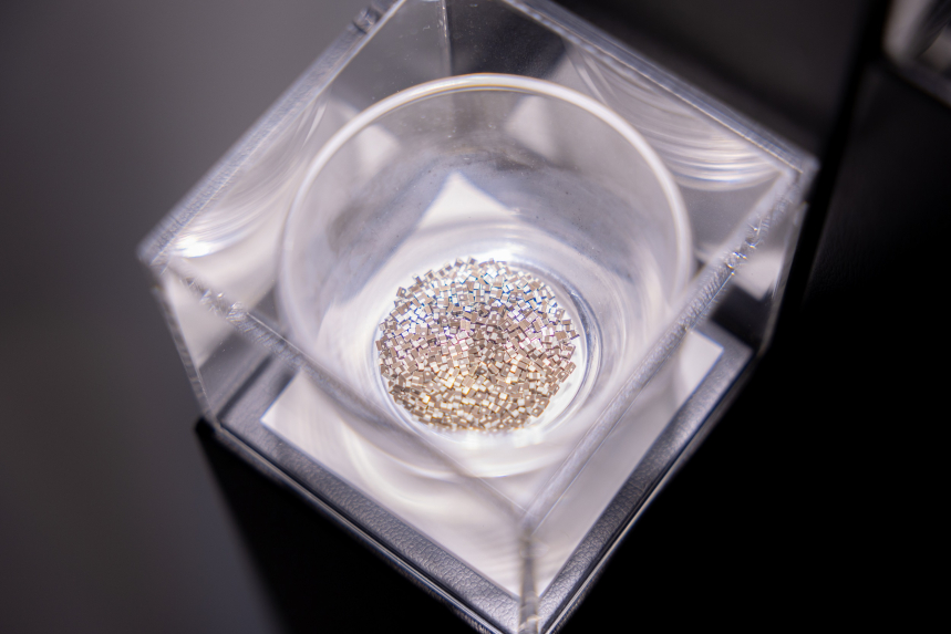 ＜世界初も！＞メタル系積層チップインダクタの世界最小モデルの開発に成功した当社。材料に関する技術は業界でも高く評価されています。これからも唯一無二の技術に挑戦していきます！