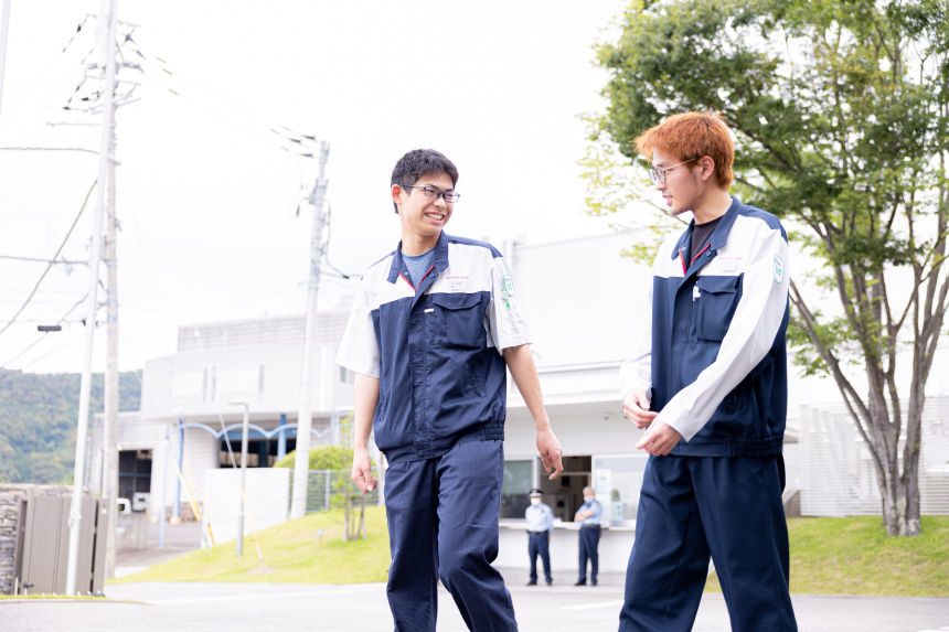 ＜年間休日128日！＞完全週休2日制で、土日祝は休み。製造担当は夜勤もありますが、4勤2休制で年間140日休み！しっかり休めるから、仕事もがんばれる！