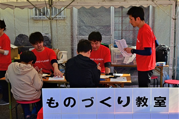 ＜地域に貢献＞「印南かえるのフェスティバル」に参加して、たこ焼き店を出店したりものづくり教室を開いたり、地元のみなさんとのつながりを大切にしています。