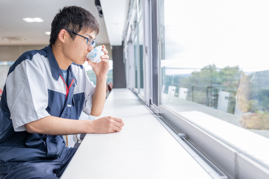 お昼休み！食堂で食事を取ります。会社で注文出来る日替わり弁当はとってもおいしい！