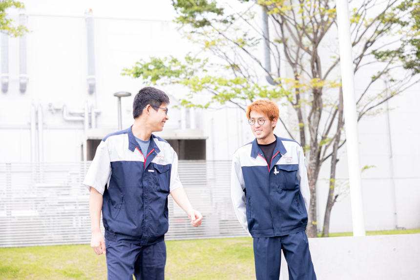 午後の休憩タイム。仲間と談笑。あとひと踏ん張りだ！