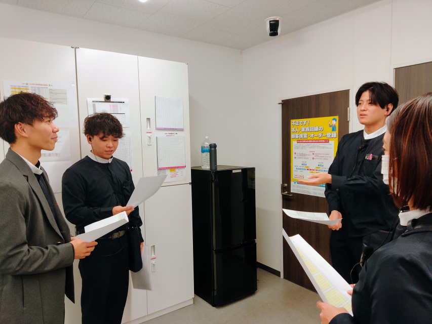 朝礼、一日のスケジュール確認や共有事項などをメンバー全員でおこないます。