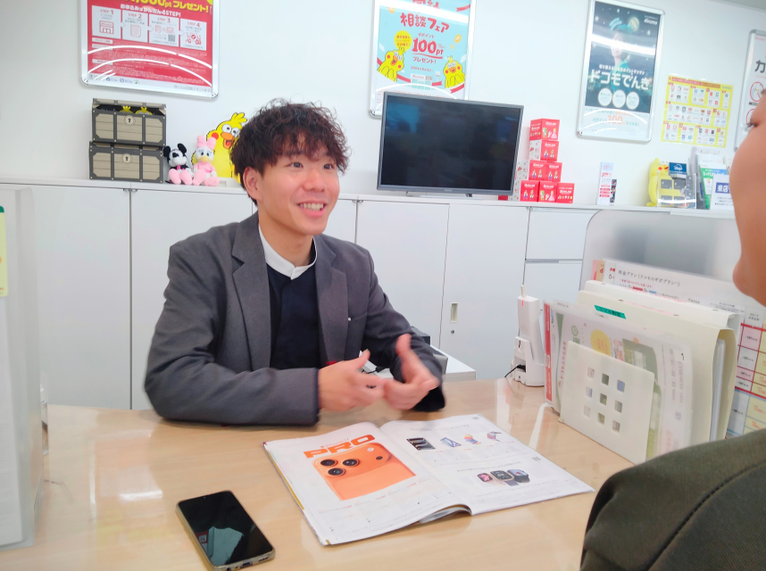 機種変更や料金プラン変更の提案など、よりお客様にスマホを便利に活用してもらえるよう心がけています。スマホ教室に予約されたお客様にLINEやメールの操作説明をすることもあります。