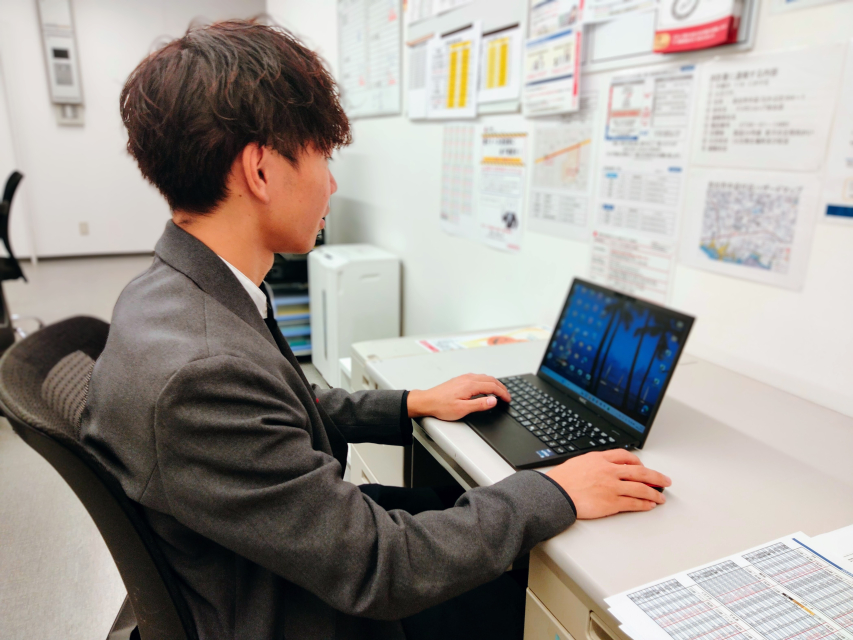 売上入力
窓口での契約や物販の実績をシステムに集計し、当日の店舗売上や在庫変動をを正確に確定させる業務です。