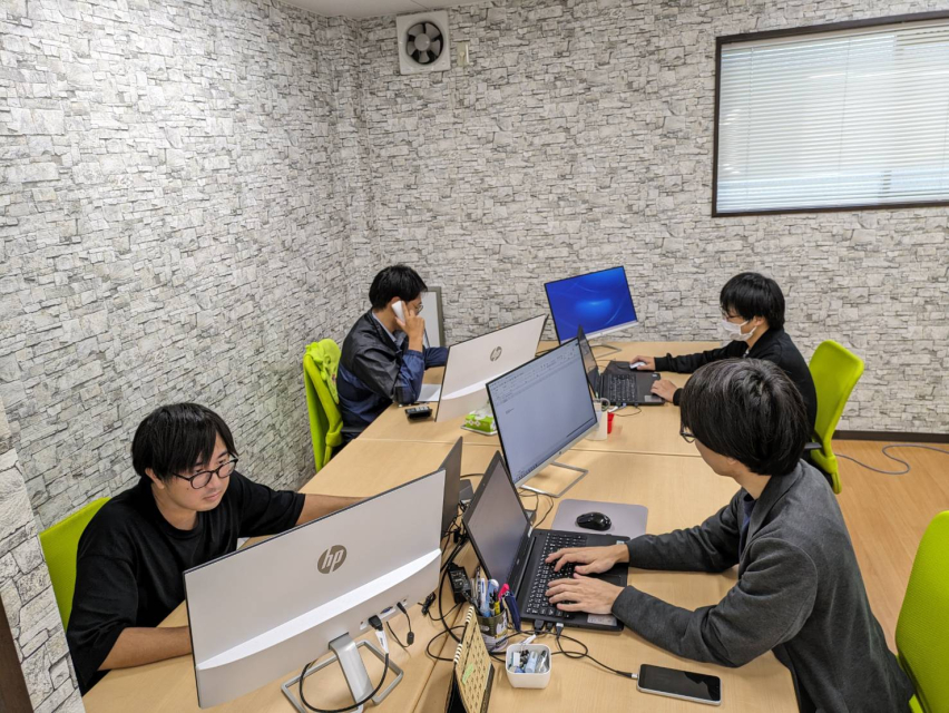 お仕事は、エクセル・ワード・会計ソフトを使用した会計入力が中心です。
その他にも、電話応対や郵便業務、来客対応をすることもあります。