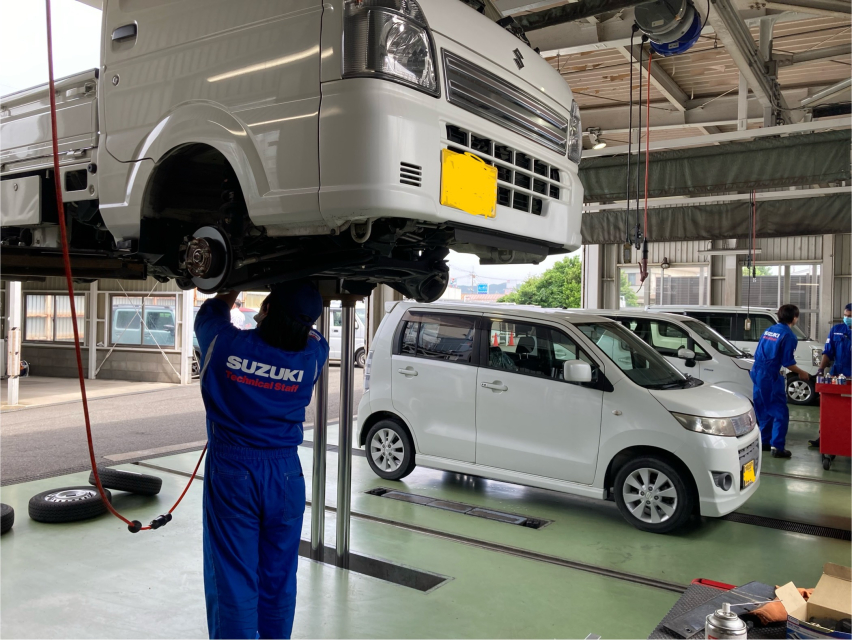 営業開始。
整備・点検・車検・新車部品取り付けなど。
そのほか、店頭接客対応（不具合などの聞き取り／部品交換などの提案／修理の説明／お車返却）や
電話対応（お客様問い合わせ／販売店問い合わせ）など、日によって様々です。