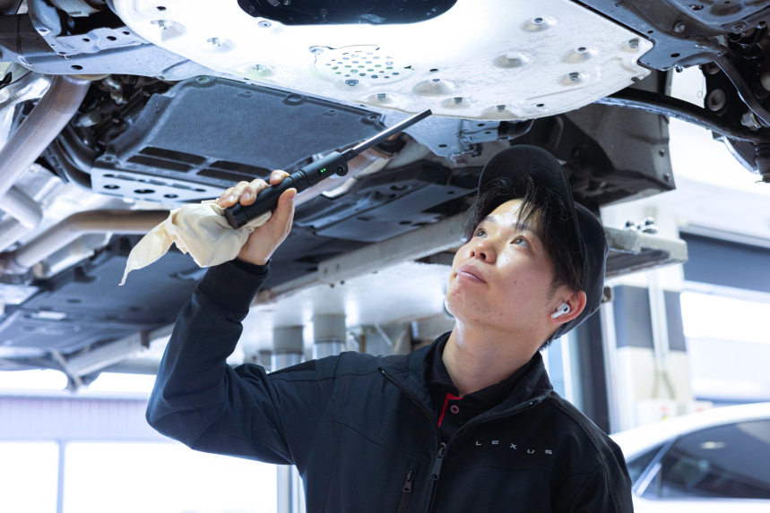 【1】最新の車、一番最初に触れるのはキミ！

新型モデルや話題の電気自動車（EV）、自動運転の技術が搭載された車まで、発売前の極秘情報からチェックできるかも？！誰よりも早く未来の車に触れて、その仕組みを解き明かすのは、まさに最先端を行くキミだけ！