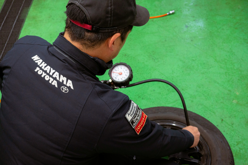 【3】工具も診断機も、まるで秘密基地のアイテム！

整備工場には、普段見慣れないカッコいい工具や、車の病気を診断する最新のIT診断機がたくさん！まるでゲームの世界のアイテムみたいで、これらを使いこなすうちに、キミも一流のエンジニア気分に浸れるはず！