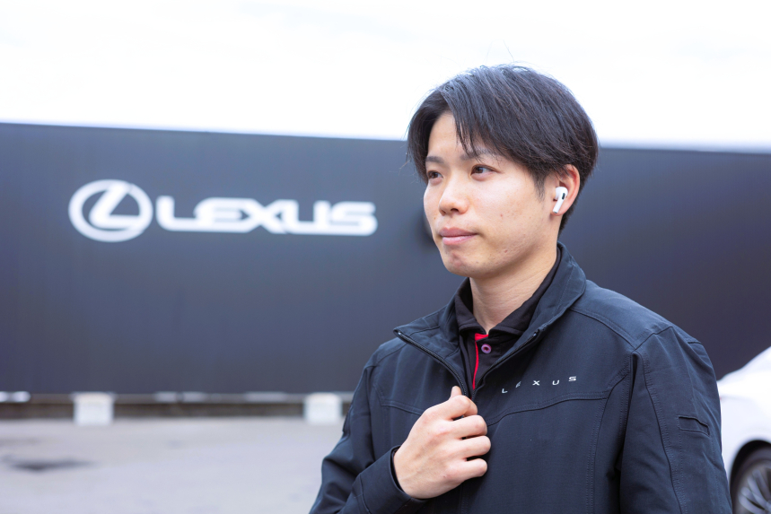 【4】制服が意外とイケてる！作業着もおしゃれは大事！

キリッとした制服や、機能性バツグンの作業着で毎日仕事！油で汚れても気にならないタフな素材で、動きやすさもバツグン。SNS映えもするかも？！