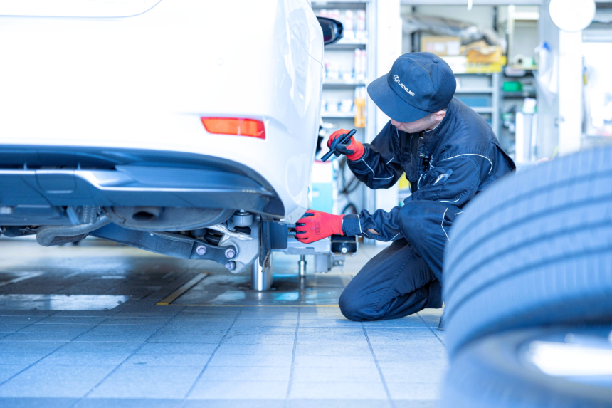 【6】モテる…かも？！やっぱり専門技術は強い！

「え、車直せるの？すごい！」って言われる機会も増えるはず。専門的な技術を持っている人は、やっぱり一目置かれる存在。友達や家族の車の相談に乗れるようになったら、尊敬の眼差しで見られること間違いなし！