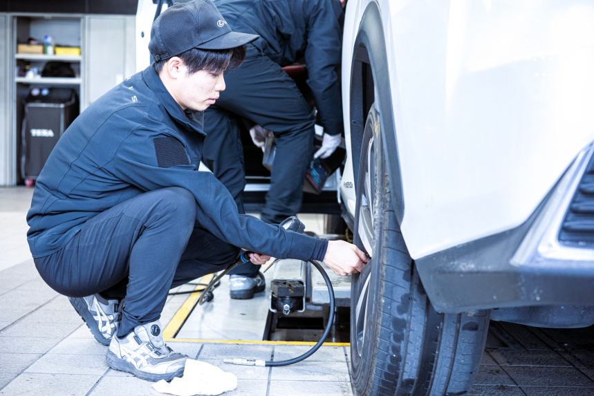 【6】モテる…かも？！やっぱり専門技術は強い！

「え、車直せるの？すごい！」って言われる機会も増えるはず。専門的な技術を持っている人は、やっぱり一目置かれる存在。友達や家族の車の相談に乗れるようになったら、尊敬の眼差しで見られること間違いなし！