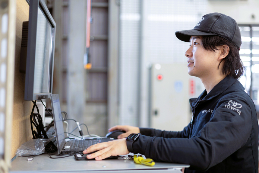 【7】トヨタの資格を手に。一生モノのスキル！

整備士の資格は、一度取れば一生使える「武器」になる！和歌山トヨタが全力でバックアップしてくれるから、安心して資格取得にチャレンジできる。資格があれば、将来の選択肢もグンと広がります！