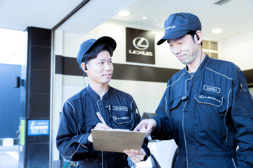 【8】頼れる先輩は、まるで「車の博士」＆「お兄さん」！

最初は何も分からなくて当たり前。和歌山トヨタには、車のことは何でも知ってるベテランの先輩たちがたくさんいるよ。優しく、そして時には厳しく（愛を持ってね！）、キミを一人前の整備士に育ててくれる。困ったことは何でも相談できる、頼れる存在！
