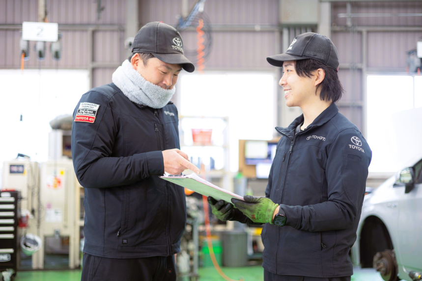 【8】頼れる先輩は、まるで「車の博士」＆「お兄さん」！

最初は何も分からなくて当たり前。和歌山トヨタには、車のことは何でも知ってるベテランの先輩たちがたくさんいるよ。優しく、そして時には厳しく（愛を持ってね！）、キミを一人前の整備士に育ててくれる。困ったことは何でも相談できる、頼れる存在！