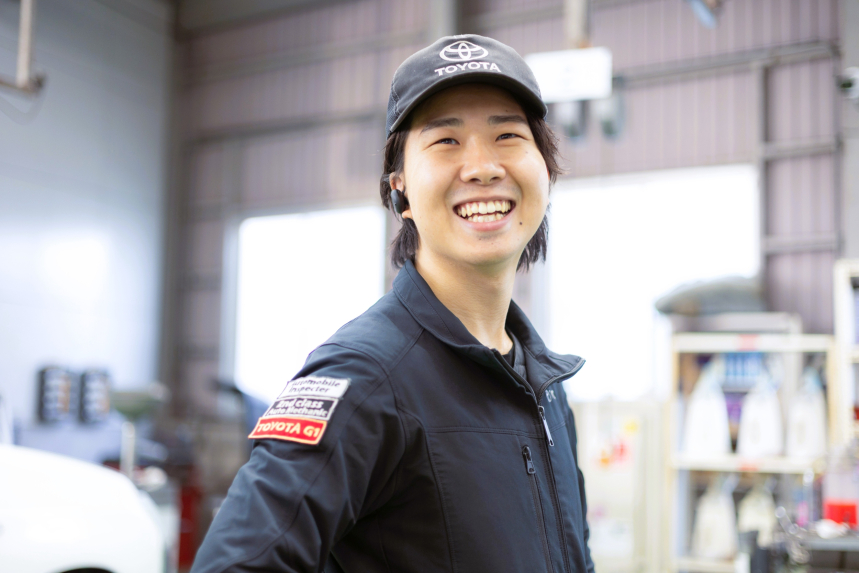 【9】自分の手で、社会に貢献してるって実感できる！

毎日、キミが整備した車が、誰かの通勤や旅行、家族の大切な移動を支えている。和歌山の人々の生活を、キミの技術が「安心」という形で守っているんだ。これって、めちゃくちゃ誇らしいことじゃない？！