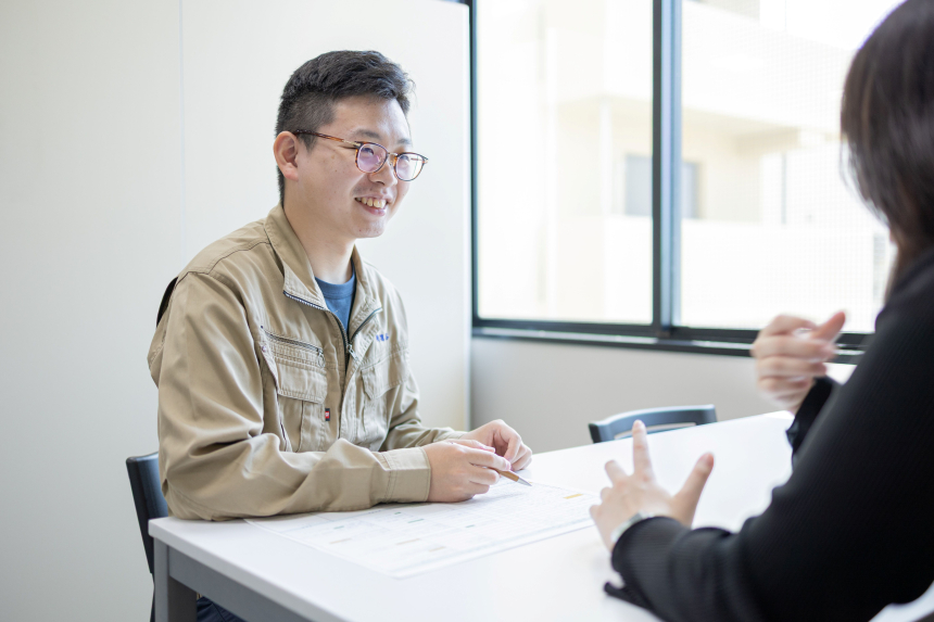 15分休憩。携帯を見たり、昼寝をしたり。みんな自由に過ごしています。休憩後は社長に進捗状況を報告。
