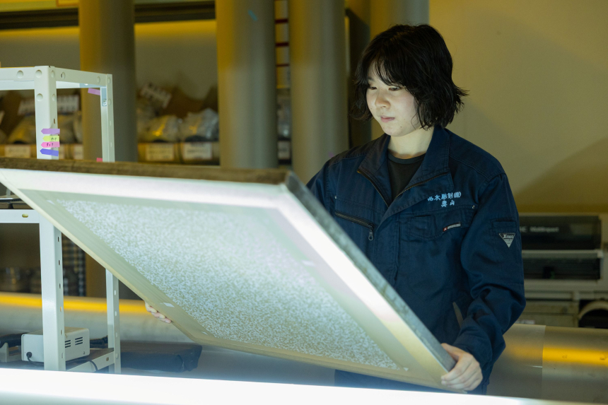 メインの仕事はフラットスクリーンの製造。
紗を貼って、コーティング、焼付などの作業を行います。
5S活動など職場改善の取り組みも。