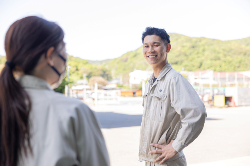 終業。残業になる日は15分の休憩を取った後で仕事を続行。受注量によって作業量も変わります。働いた分だけ、残業代がもらえます。