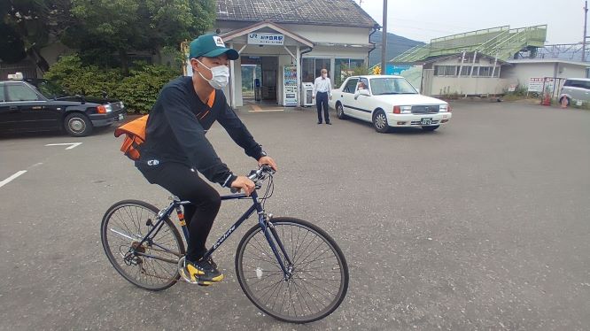 ★朝の通勤★
有田川町の自宅からは電車で、最寄りのJR紀伊由良からは自転車で通勤しています。
(早く自分の車を買ってマイカー通勤したい！)