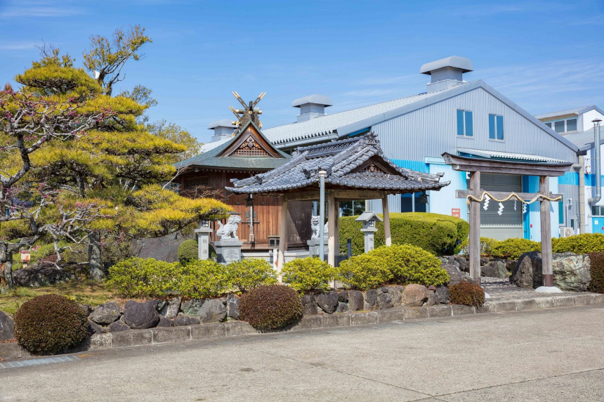 橋本市にある本社敷地内には、実は神社や日本庭園もあります♪
